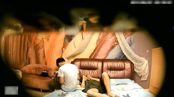 特色宾馆偷拍气质范性感美女和已有女友的帅哥啪啪边操边让男说：说你爱我,你在床上不是真心的,你就是想干我!